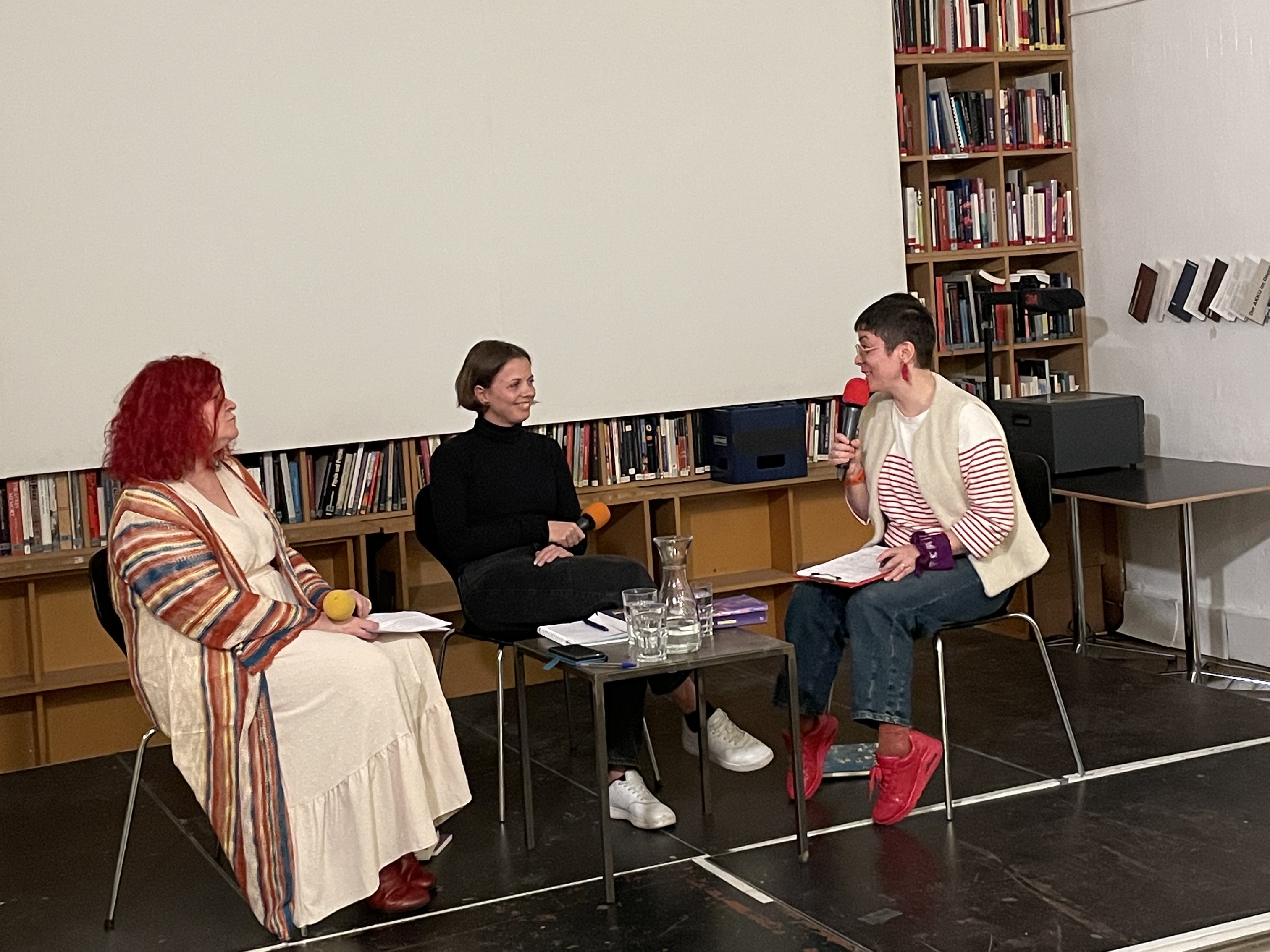 Sophia Boddenberg im Gespräch mit Marcela Torres Heredia bei der Buchpräsentation im Depot Wien