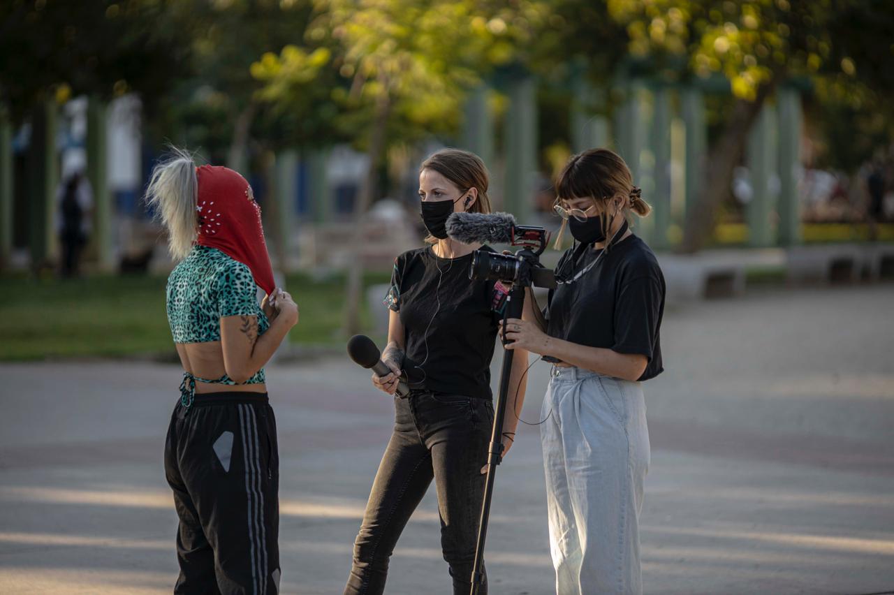 Sophia Boddenberg bei Recherchen zu feministischem Protest in Chile