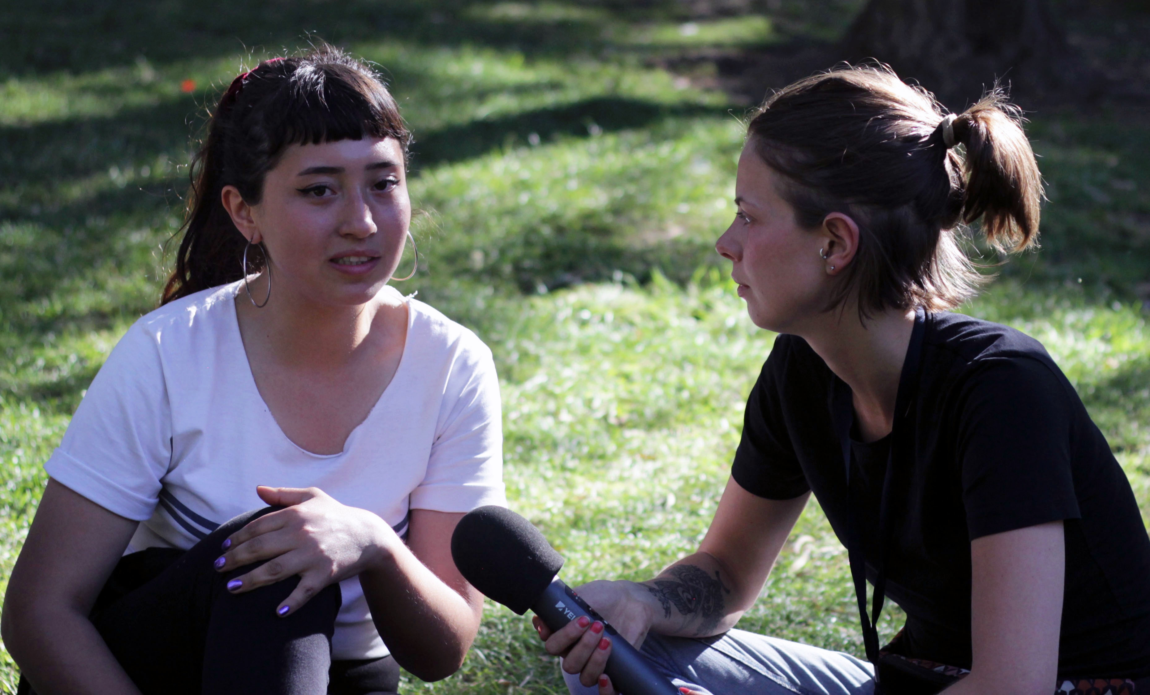 Sophia Boddenberg im Interview mit einer jungen Chilenin