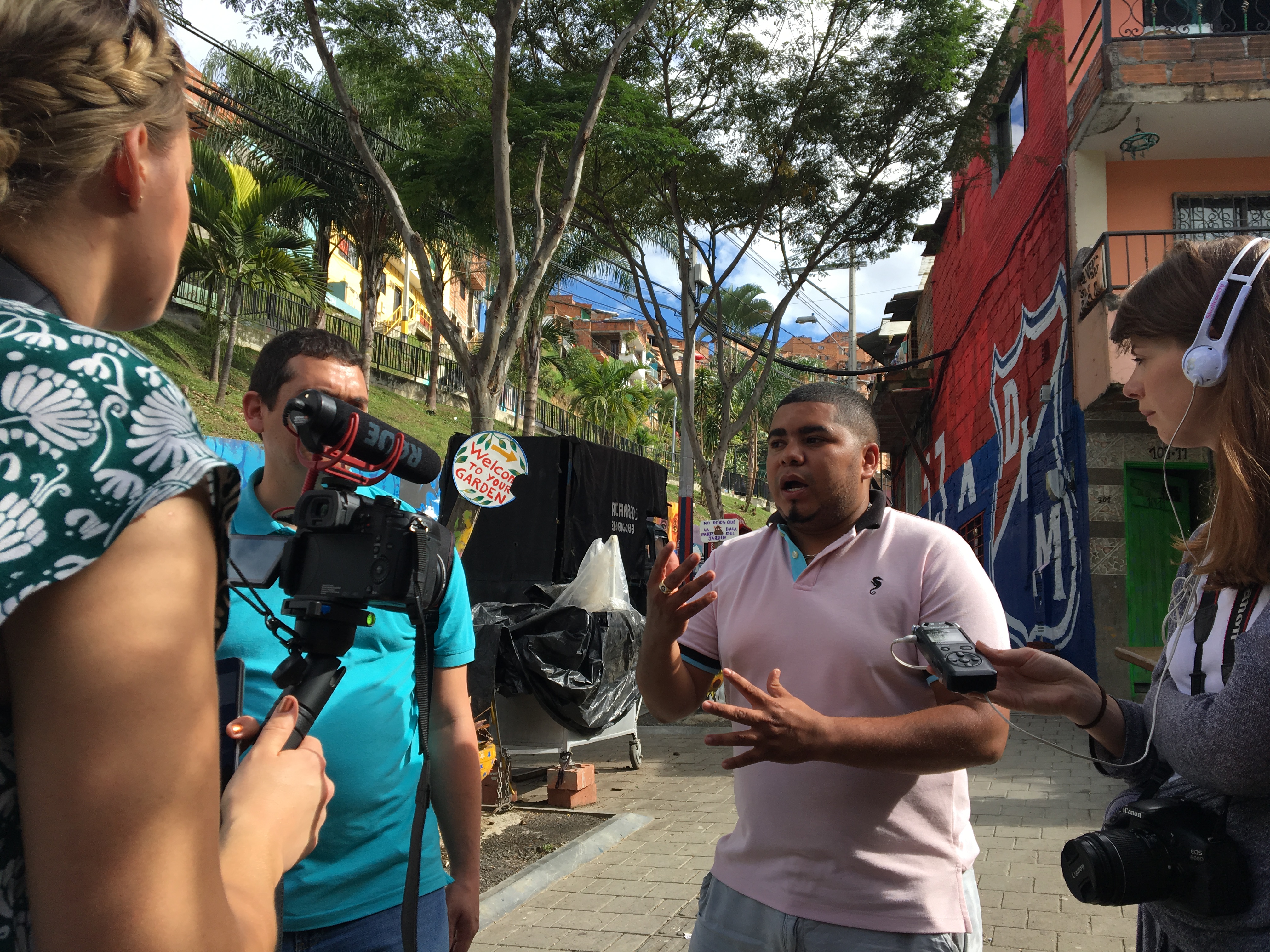 Sophia Boddenberg bei einer Recherche in Medellín, Kolumbien