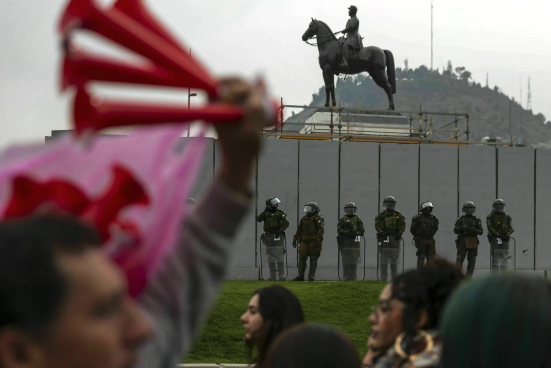 taz: 100 Tage Rechtsregierung in Chile – Die Rückkehr des Generals