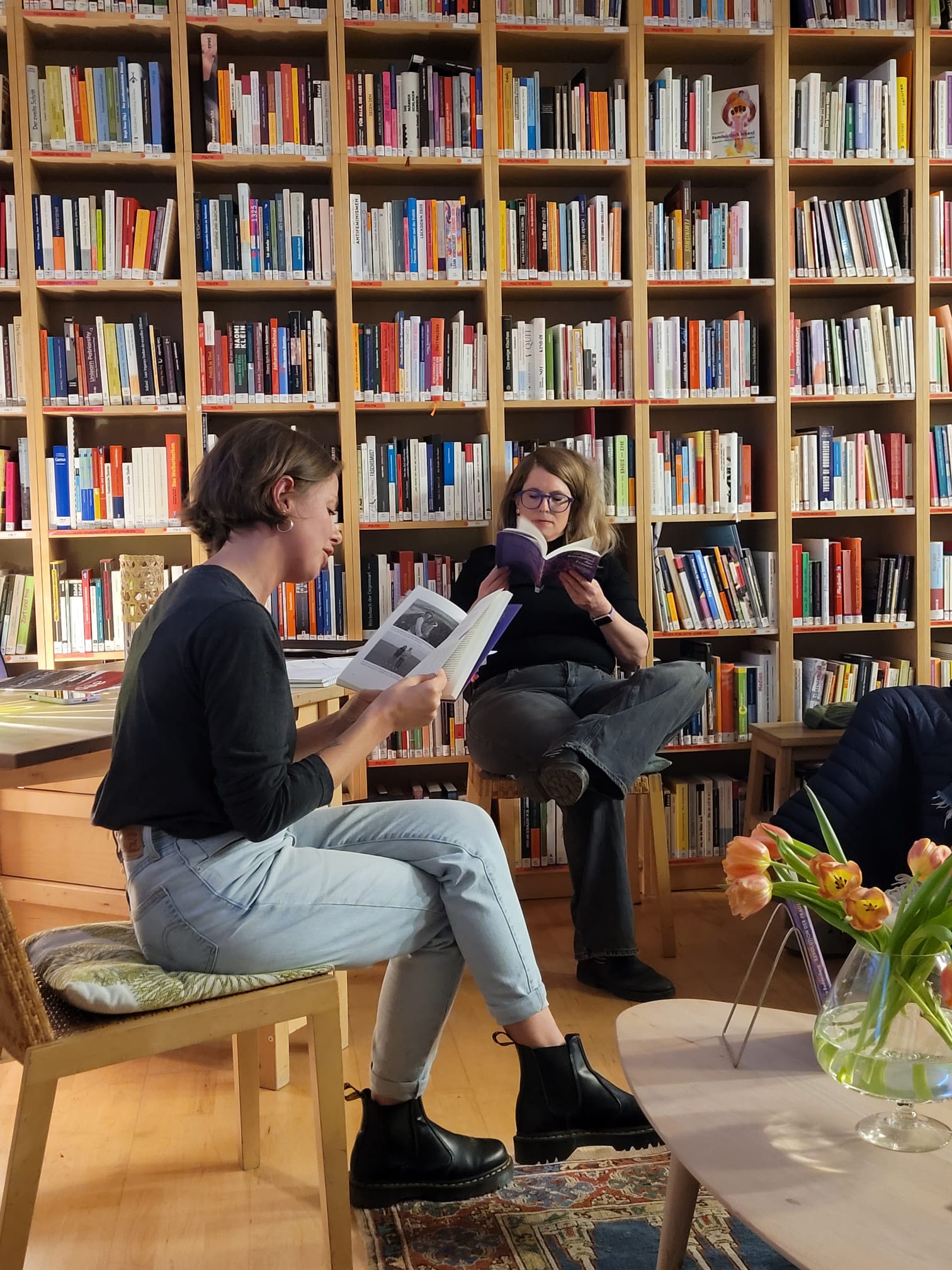 Sophia Boddenberg liest bei der Buchpräsentation in Innsbruck vor Publikum in der AEP-Frauenbibliothek